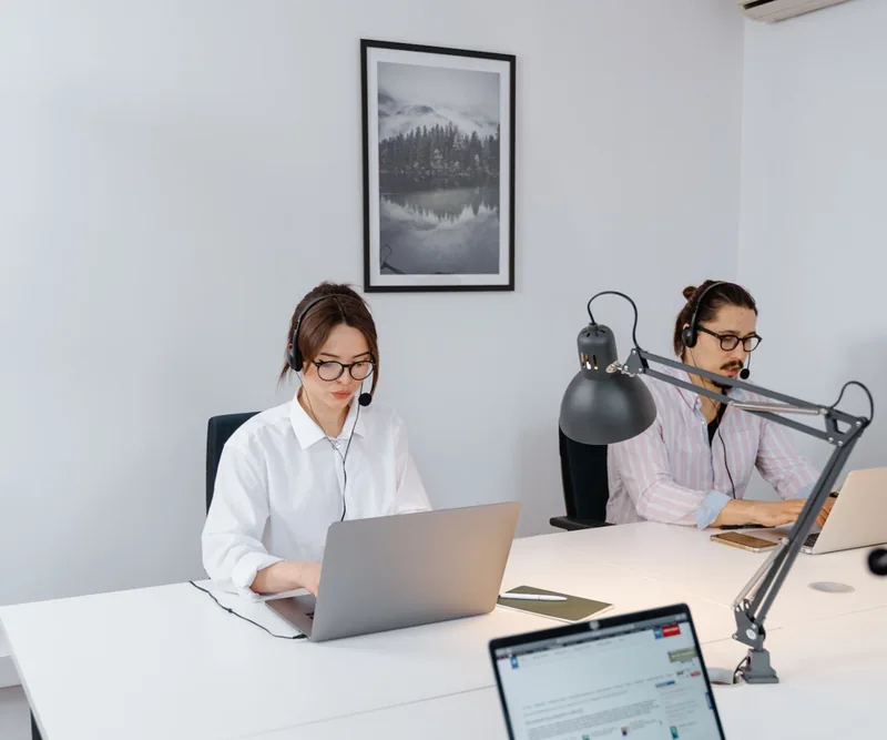 Il team di assistenza Etichette Sprint al lavoro